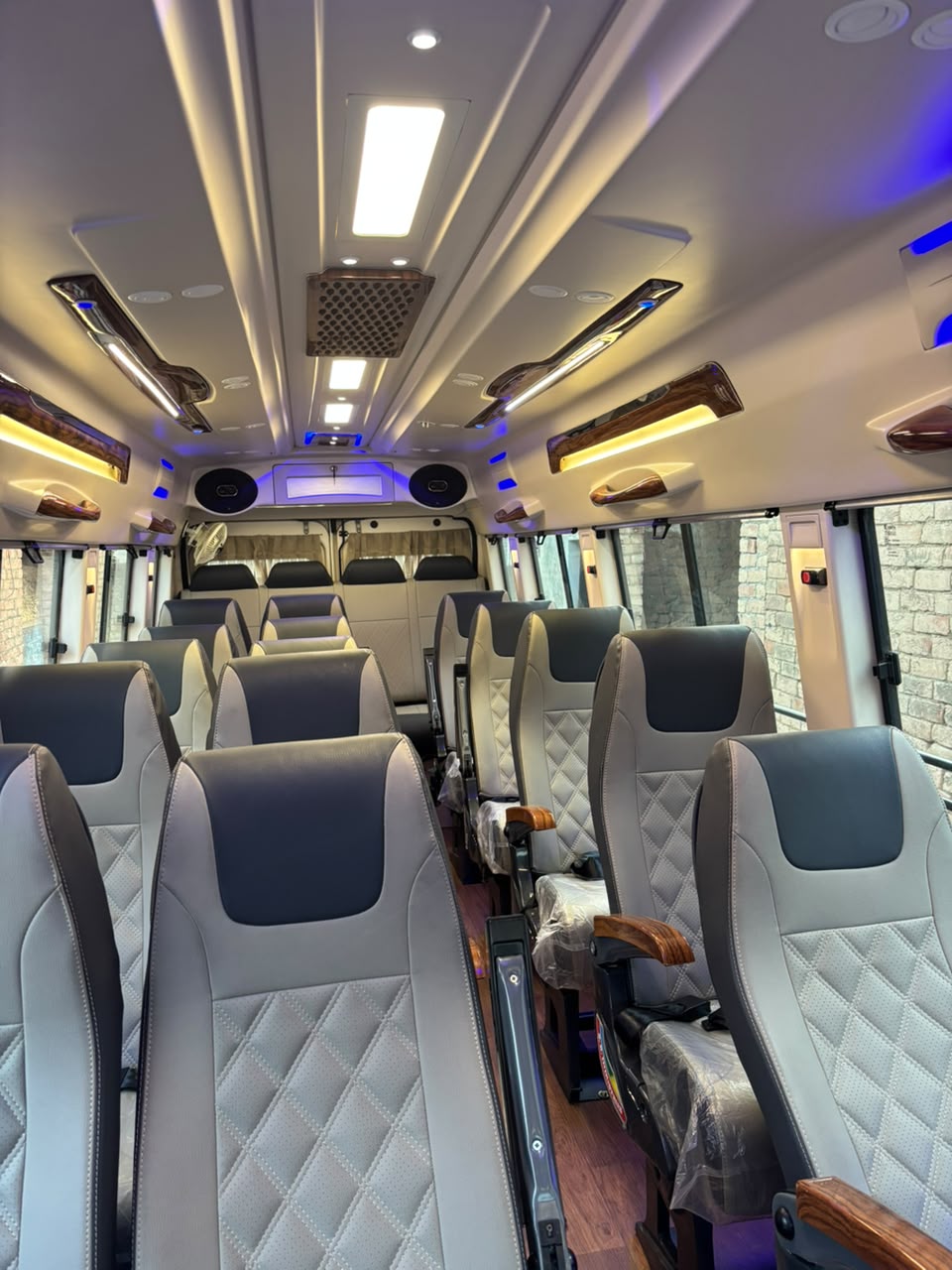 16 Seater Tempo Traveller